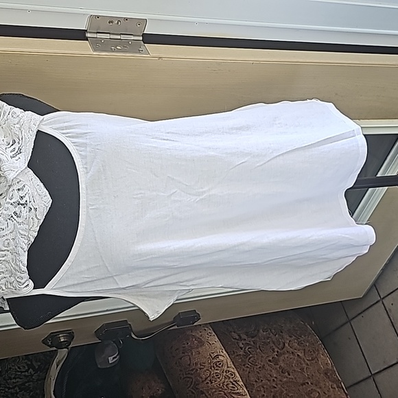 Sleeveless white lace top - Picture 11 of 15